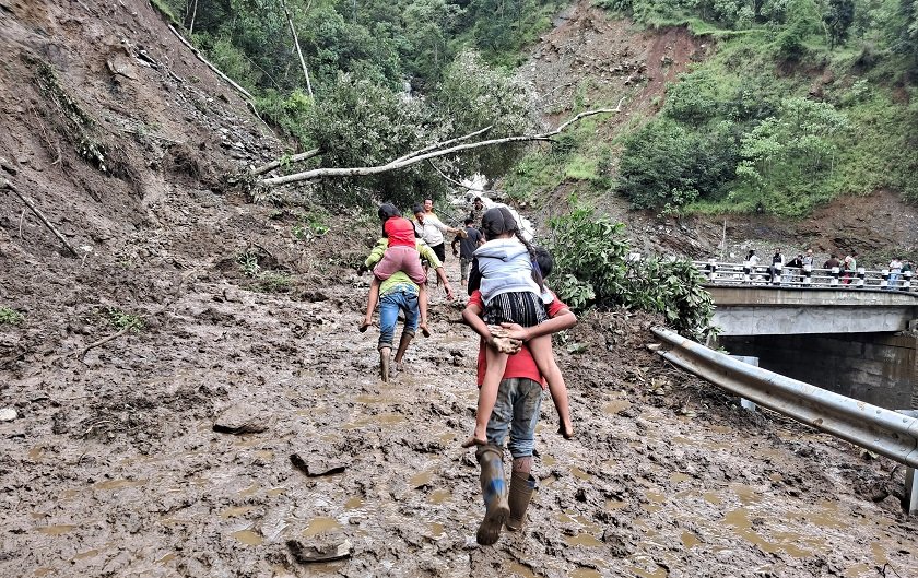 मध्यपहाडी लोकमार्ग अवरुद्ध, दिक्तेल बजारमा लाखौँको क्षति